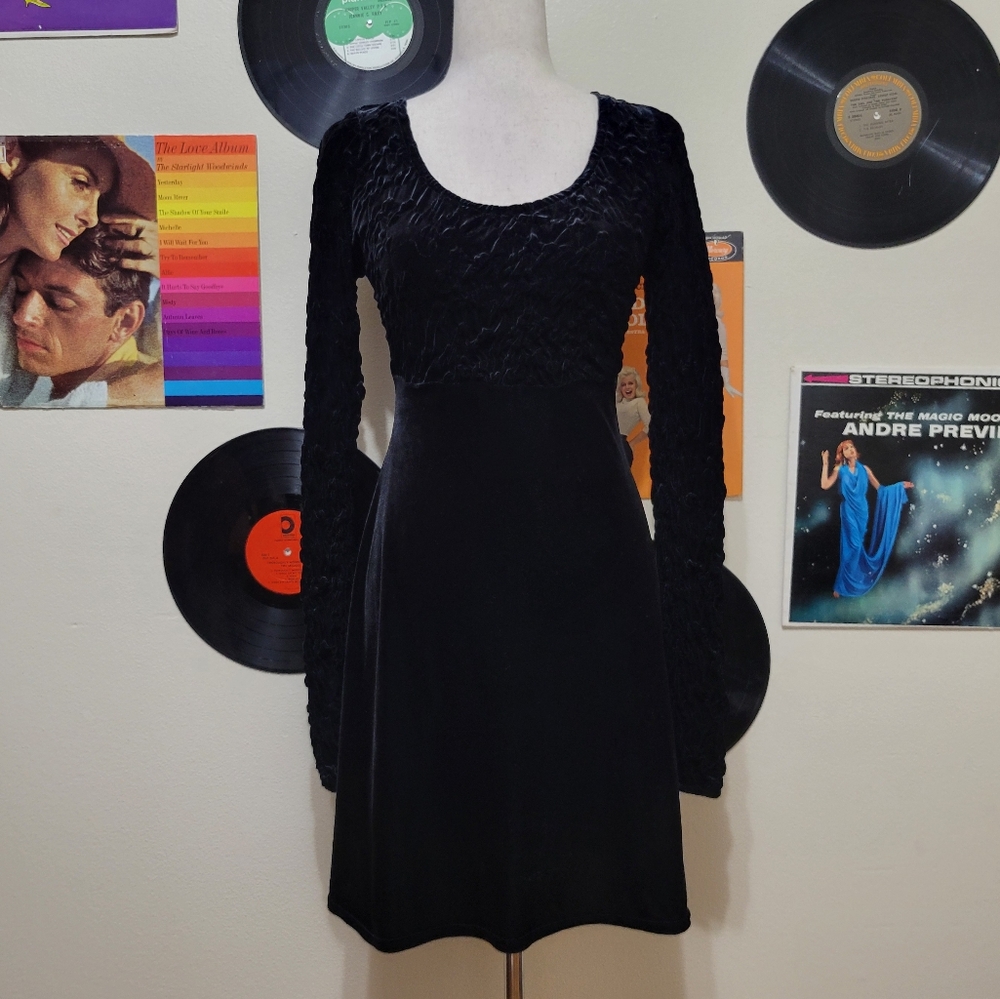 City Triangles | 90s Vintage Black Textured Long Sleeve Velvet Skater Dress